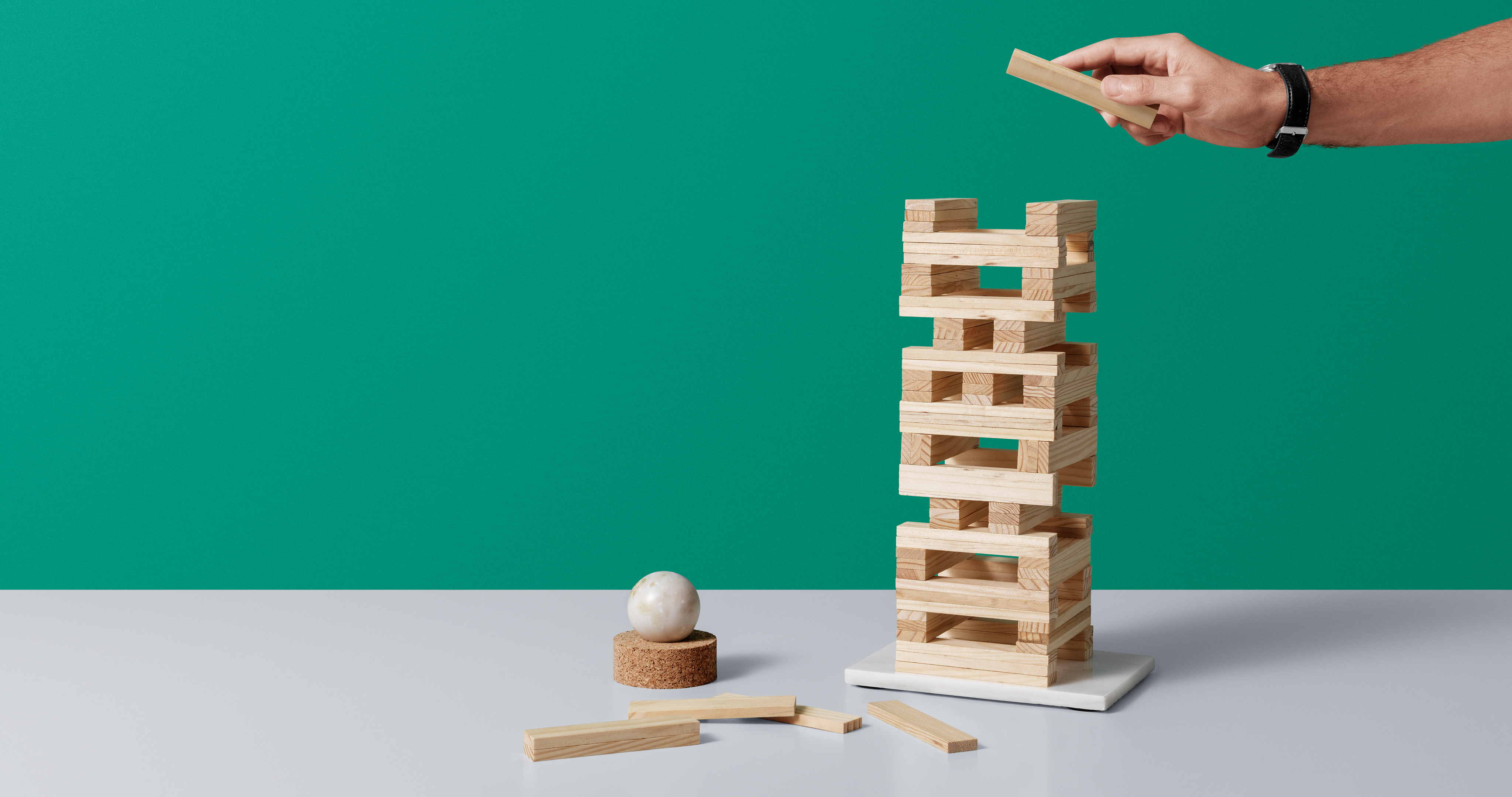 Person bygger torn av klossar