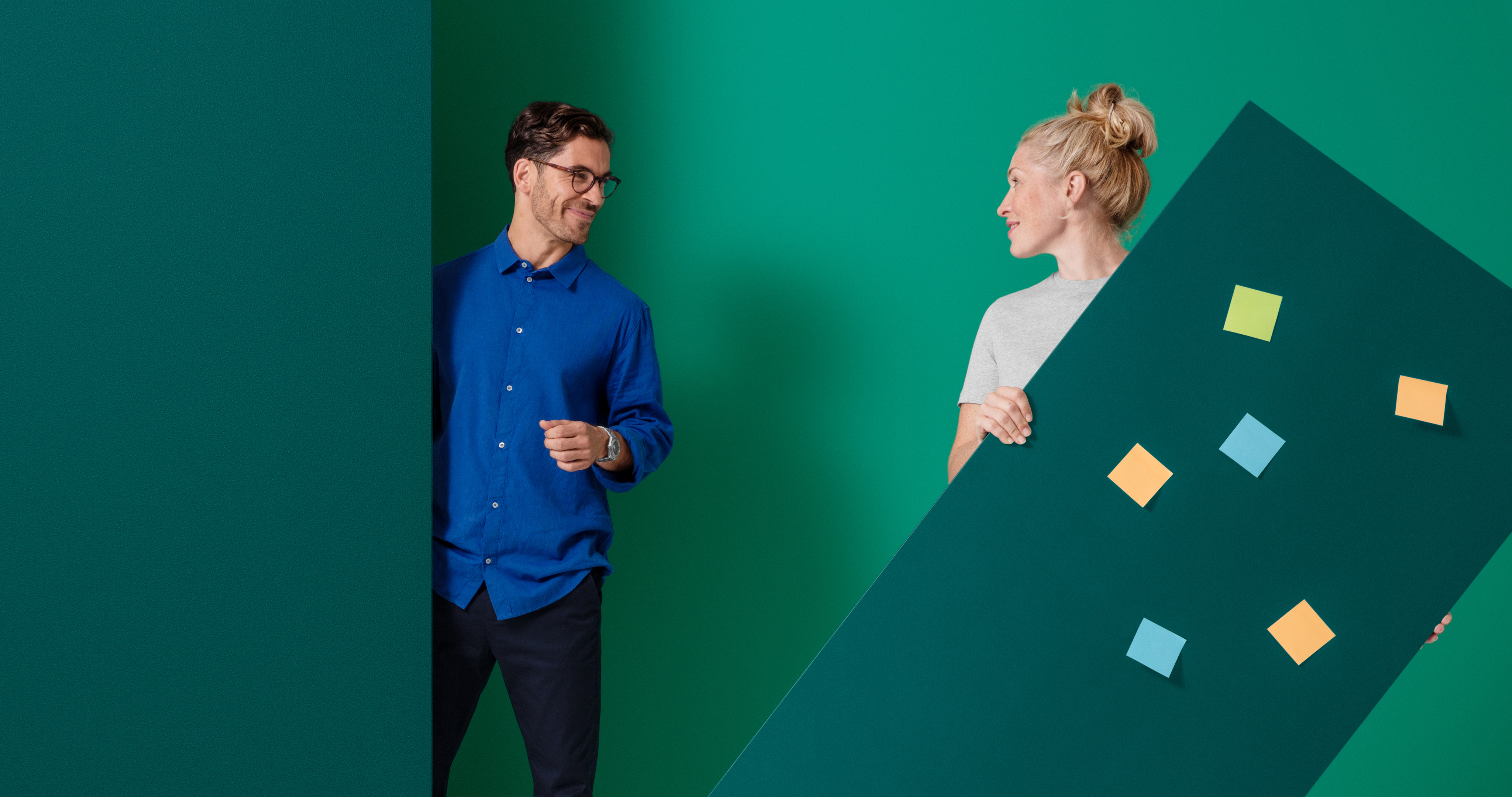 Arbete En kvinna och en man på arbetsplatsen