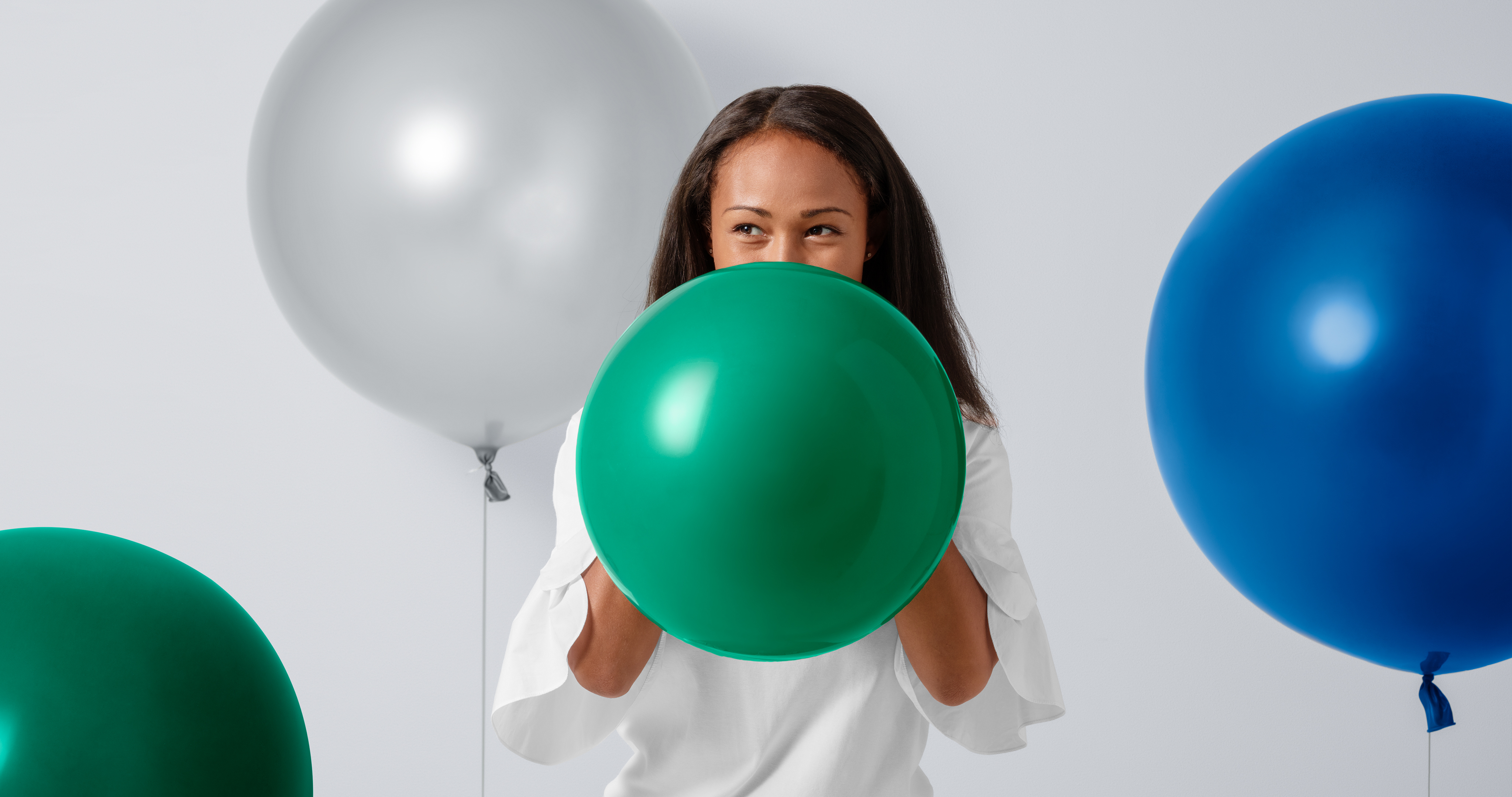 Framgång Tjej blåser upp ballonger