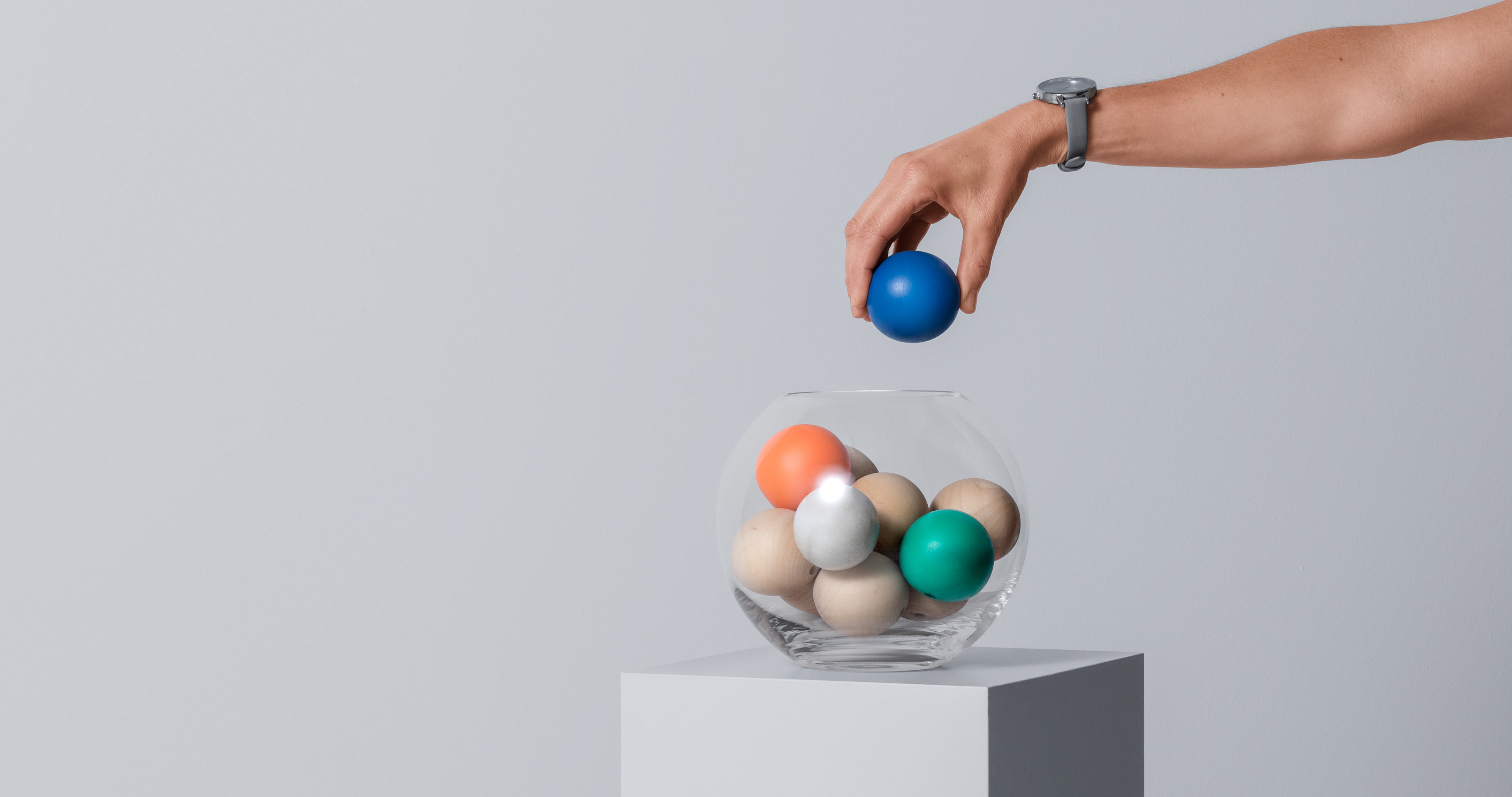 Samla ihop Hand lägger bollar i glasskål