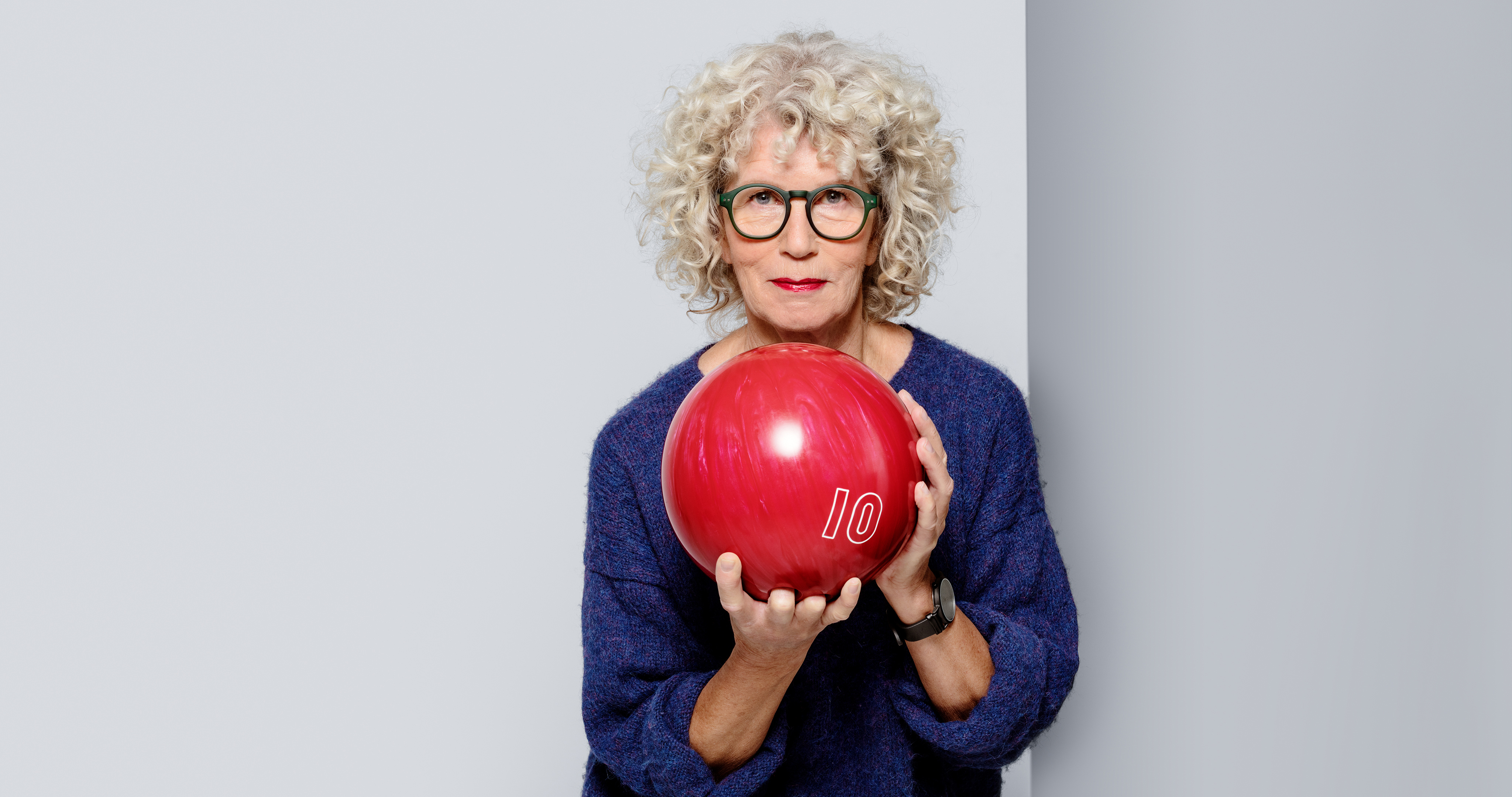 Aktiv pensionär 1 Kvinna med bowlingklot