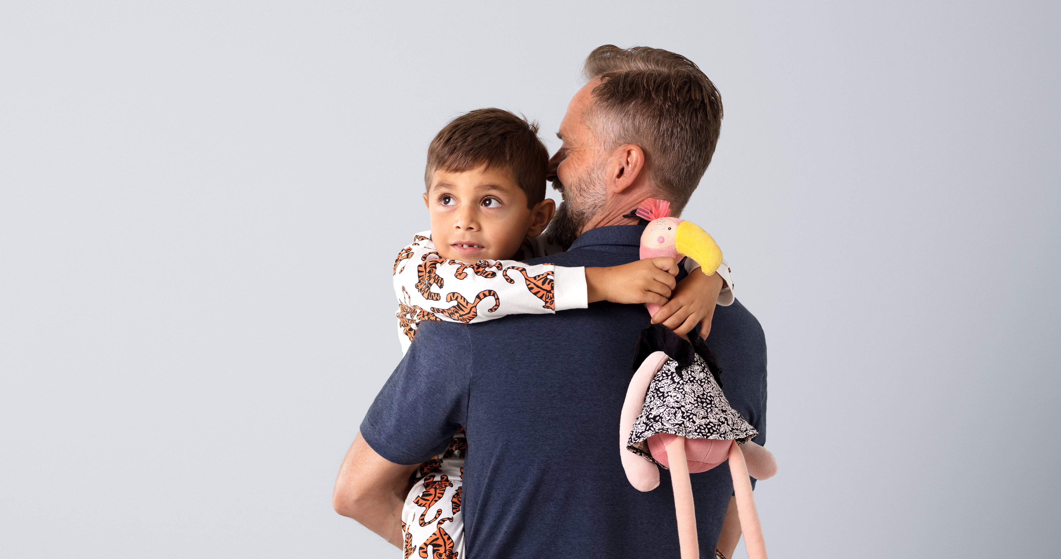 Pappa och son Man håller barn i famnen