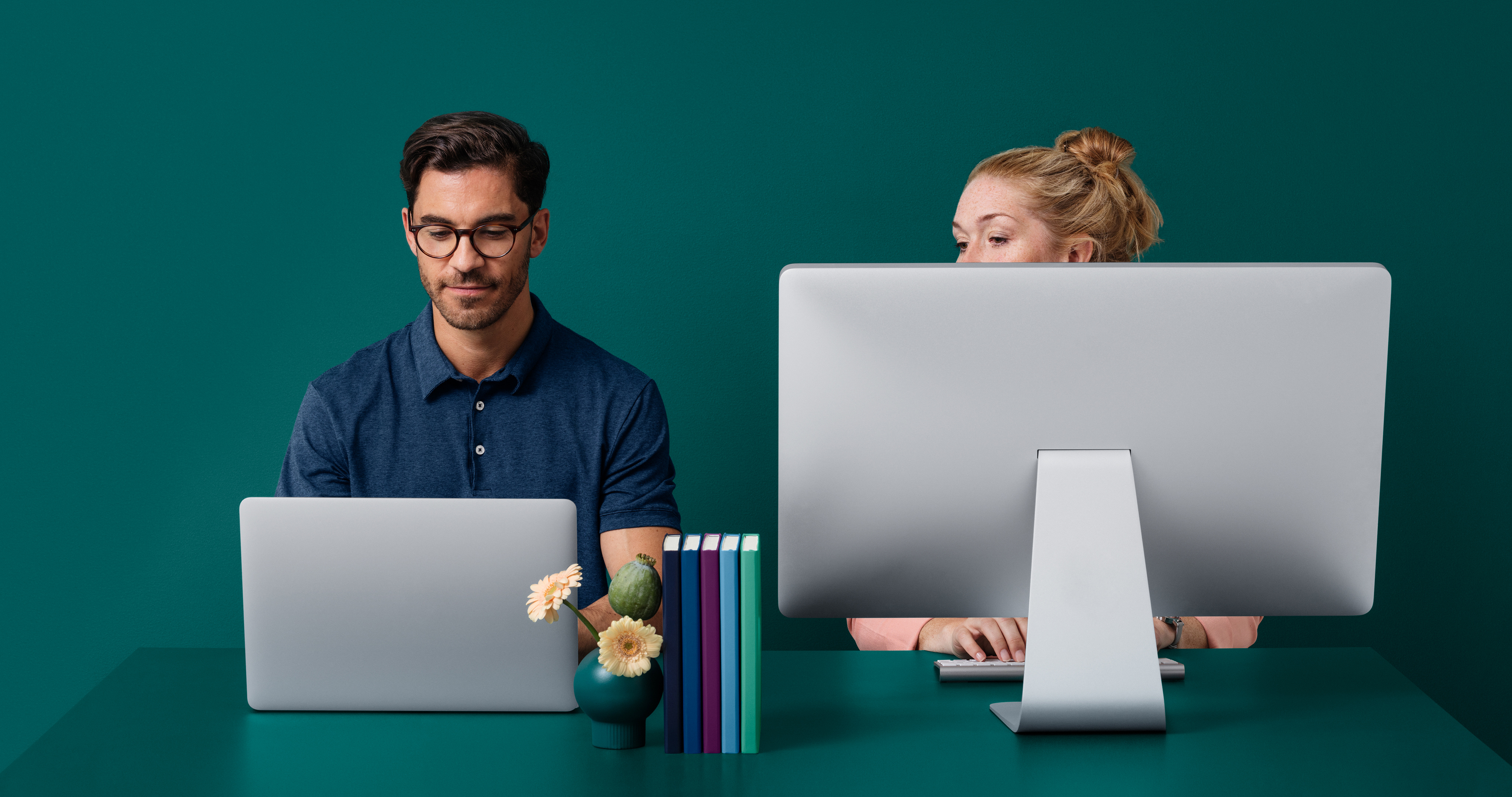 På jobbet Kvinna och man sitter vid skrivbord