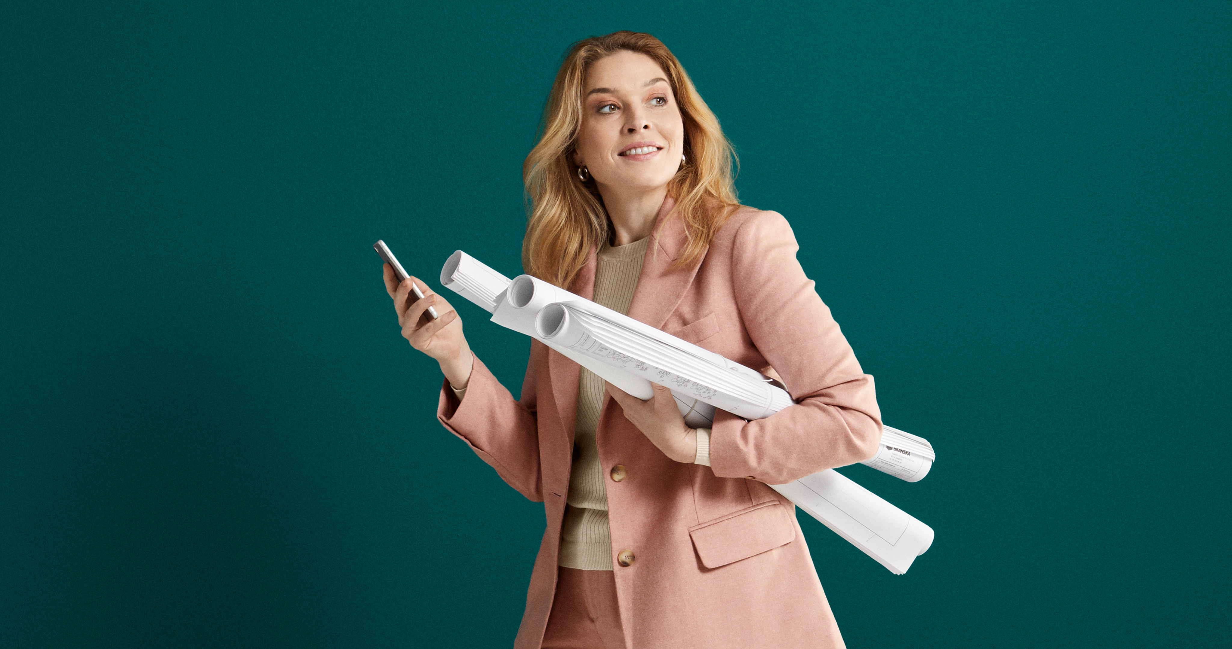 Entreprenör Kvinna bär på en stor mängd arbetsmaterial