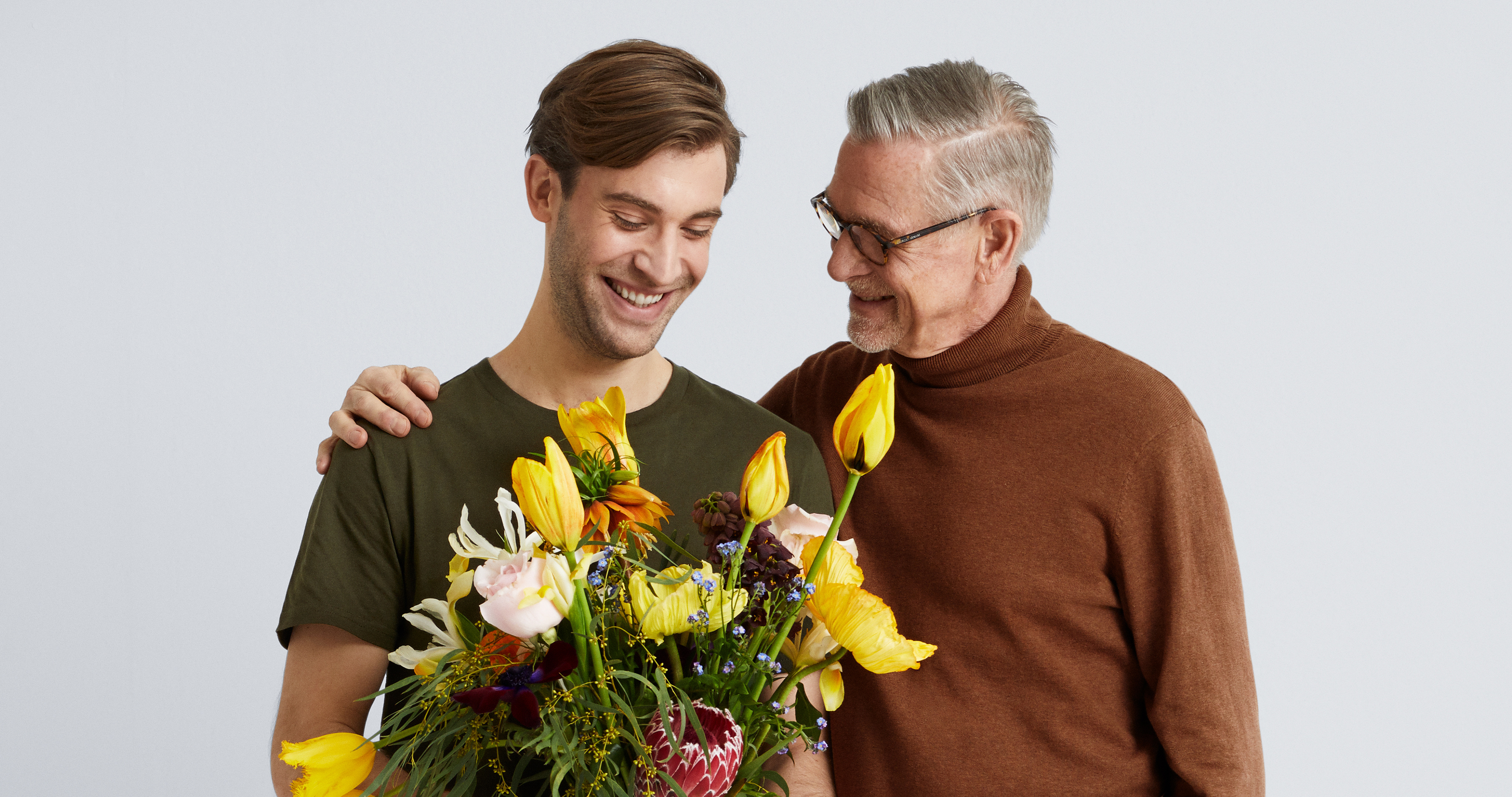 Hopp 1 Två personer håller i en blombukett