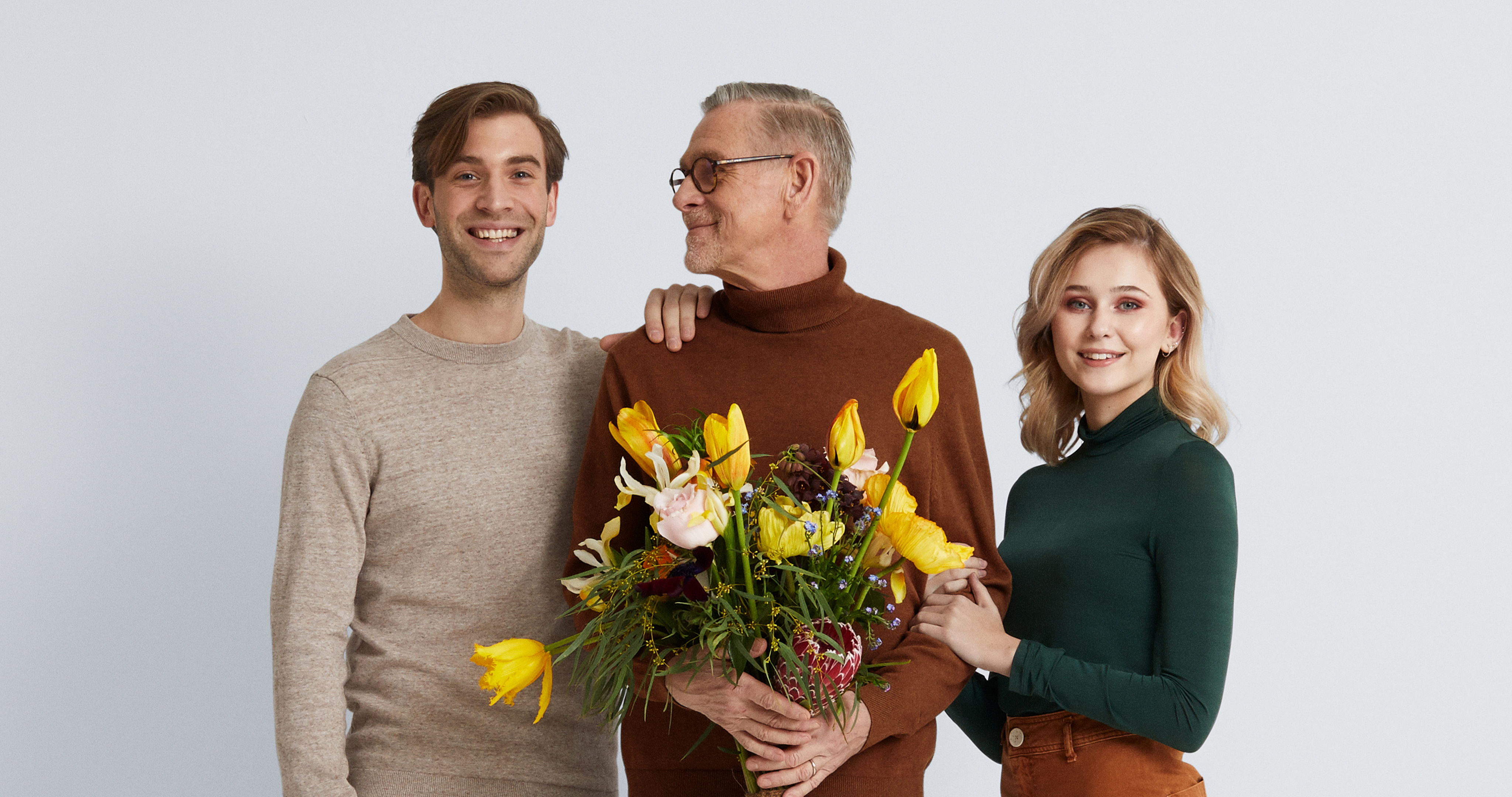 Hopp 2 Tre personer håller i en blombukett