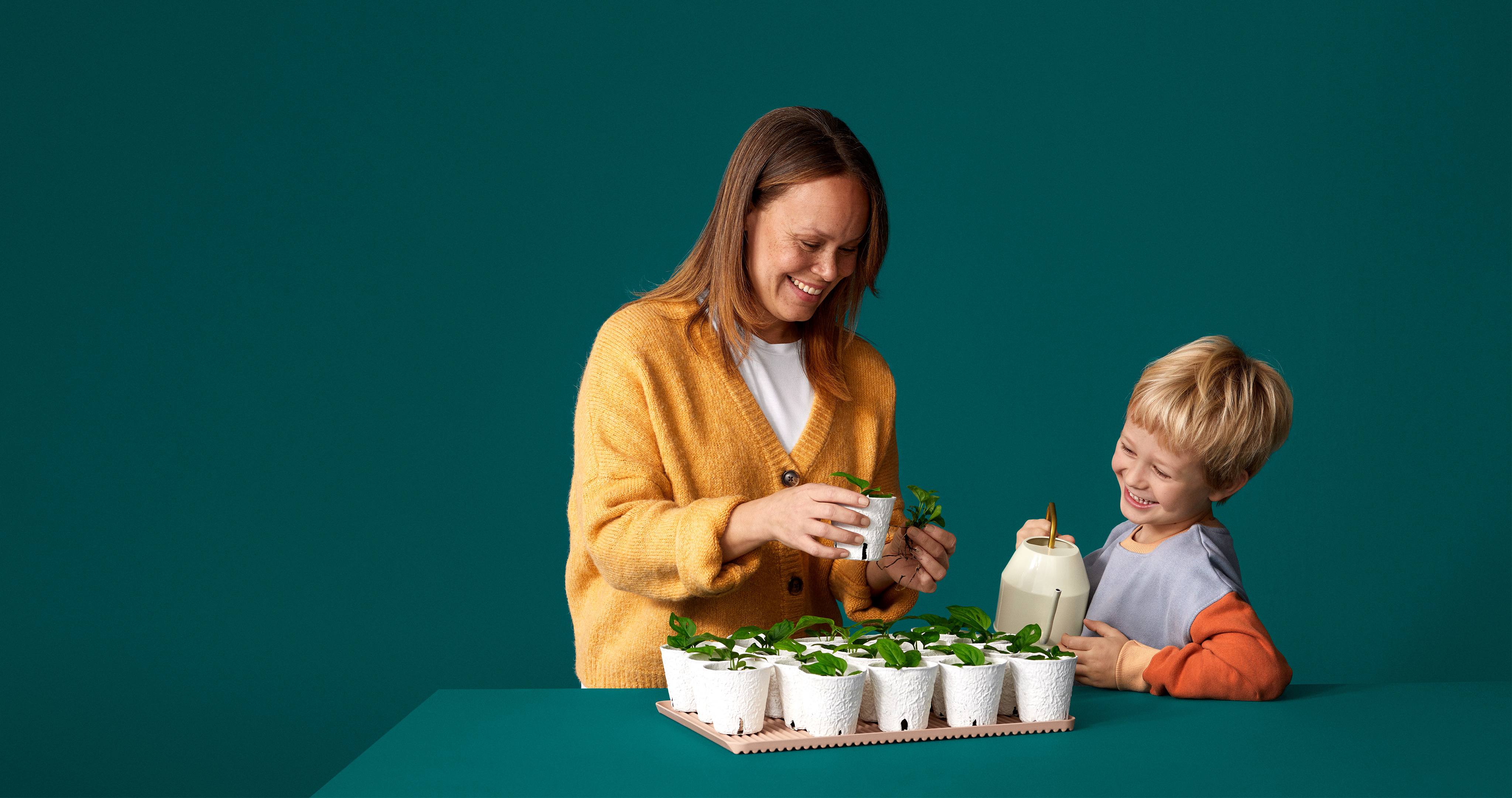 Hållbart sparande Mamma och barn planterar växter