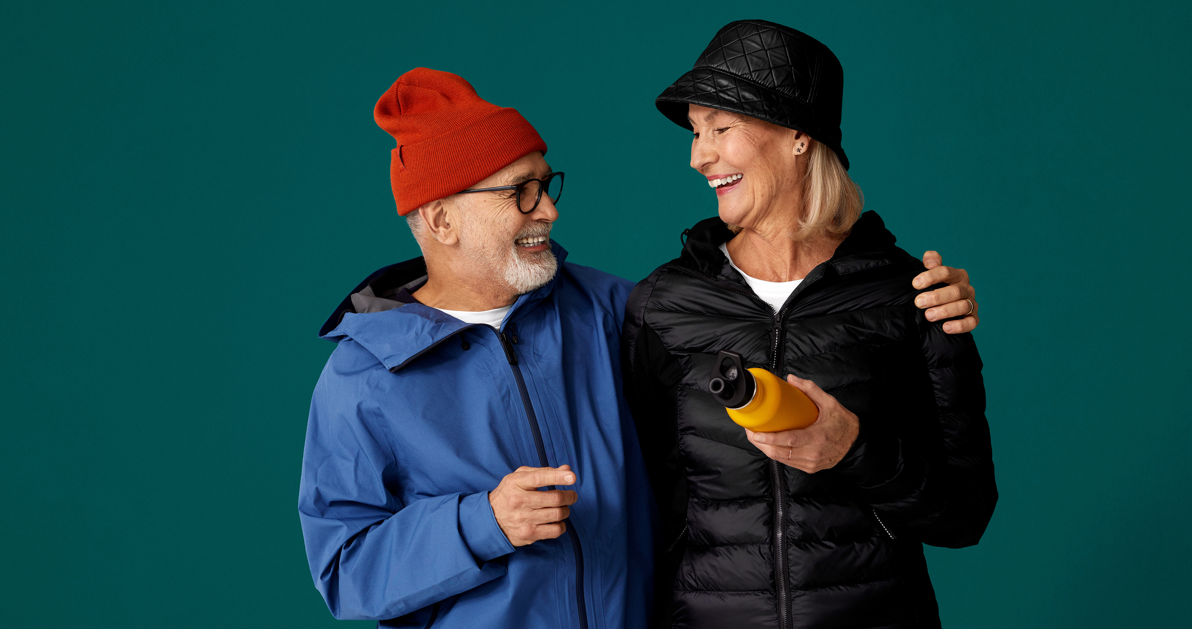 Maxa pensionen Man och kvinna 60+ ler mot varandra