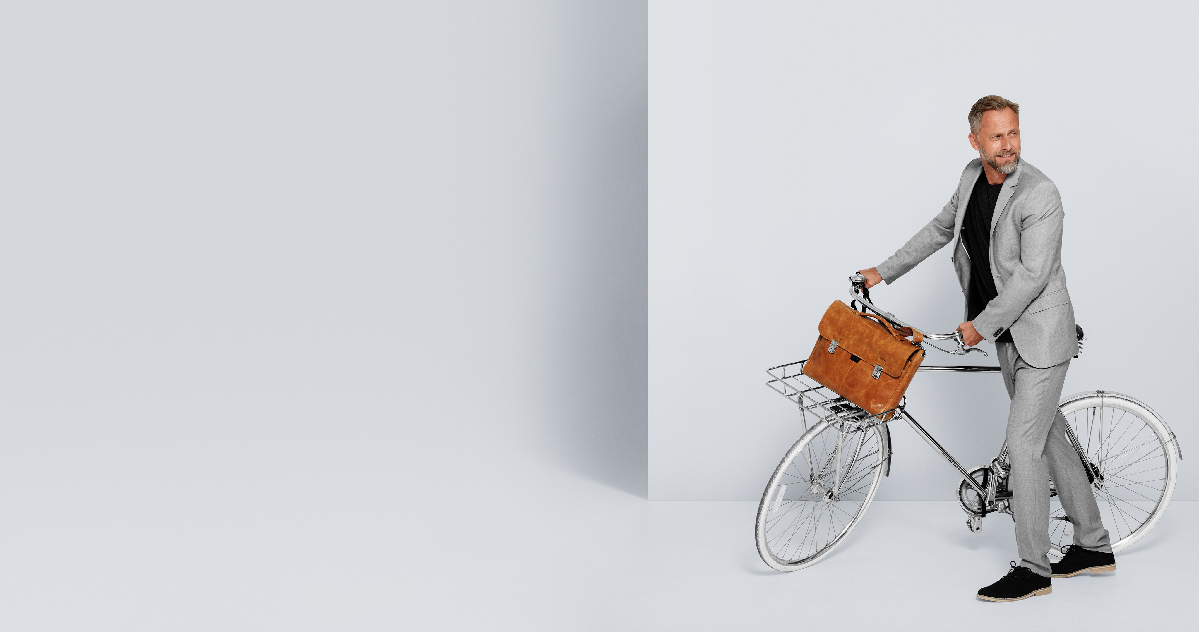 Till jobbet Man leder cykel