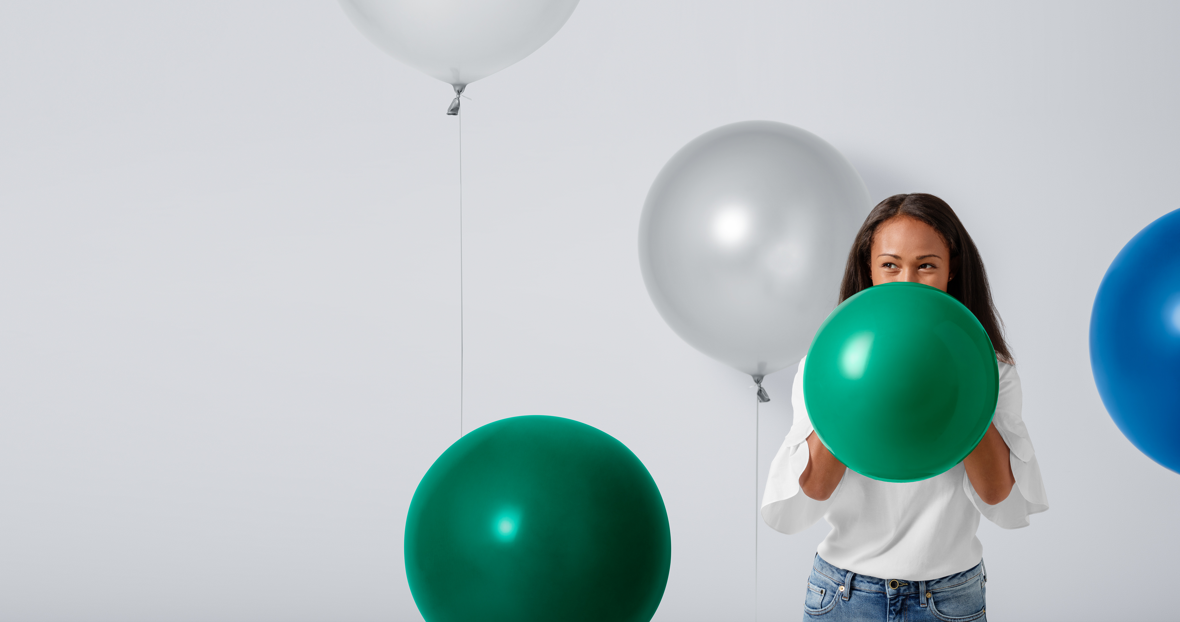 Framgång Kvinna blåser upp ballonger