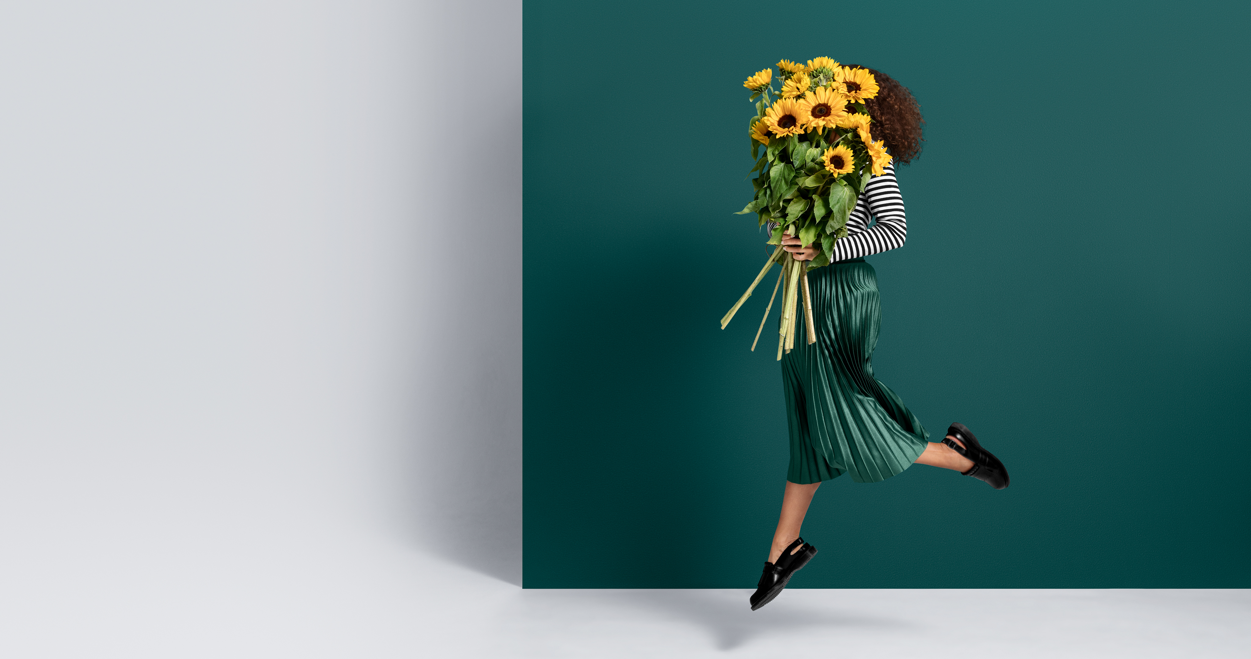 Glädje Person hoppar med blombukett