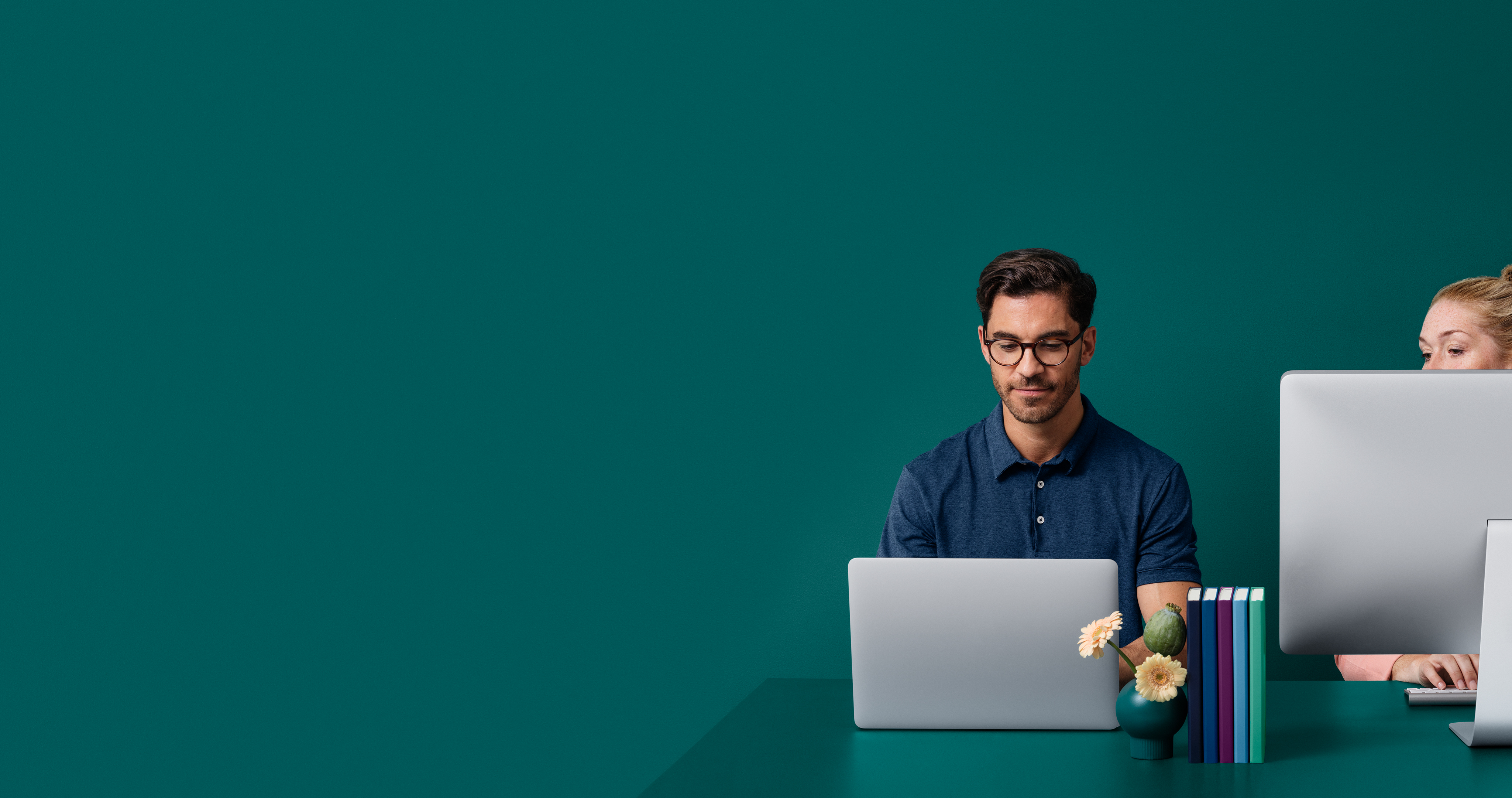 På jobbet Kvinna och man sitter vid skrivbord