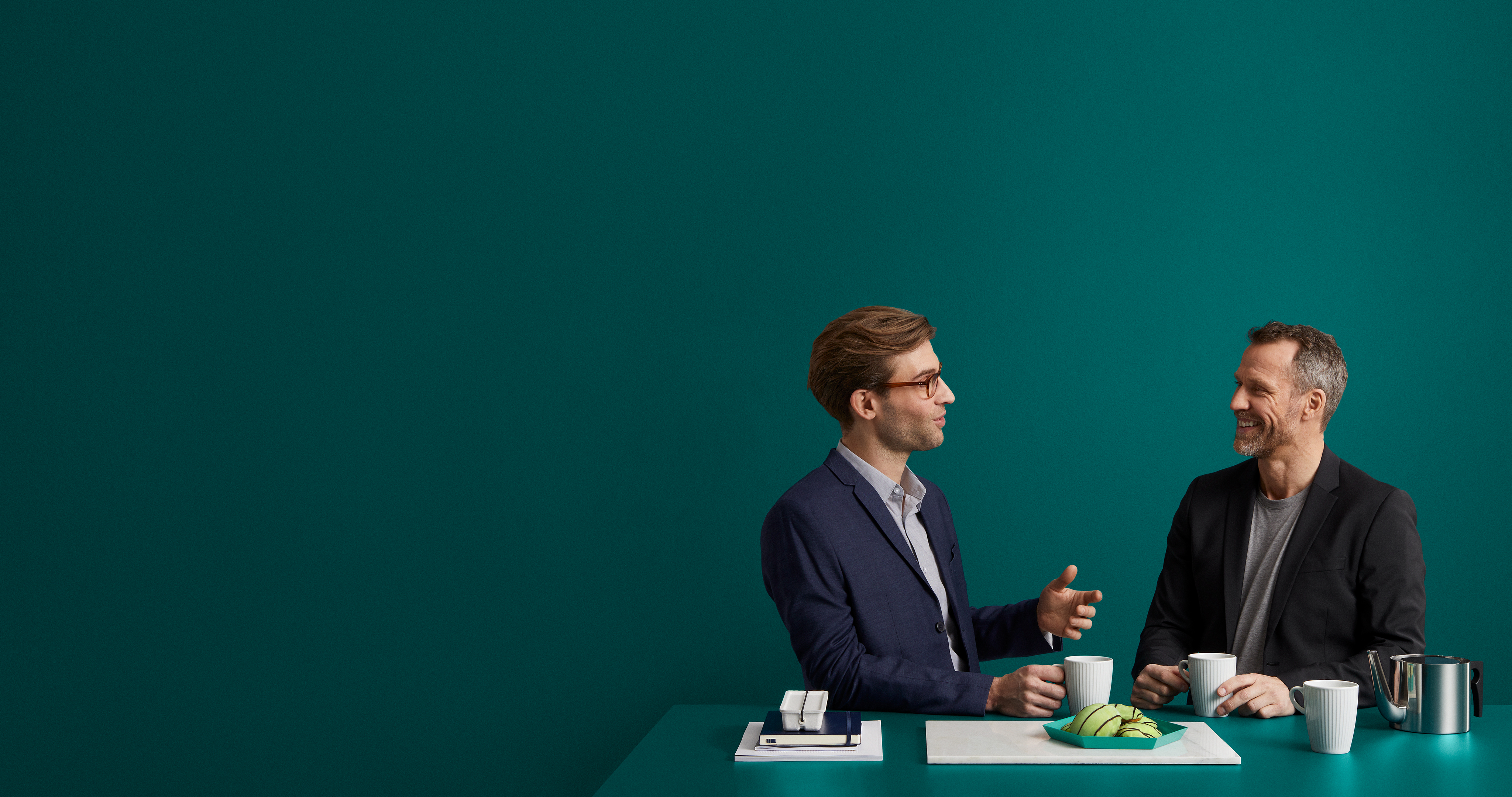 Arbetsplats Två män fikar på arbetsplatsen