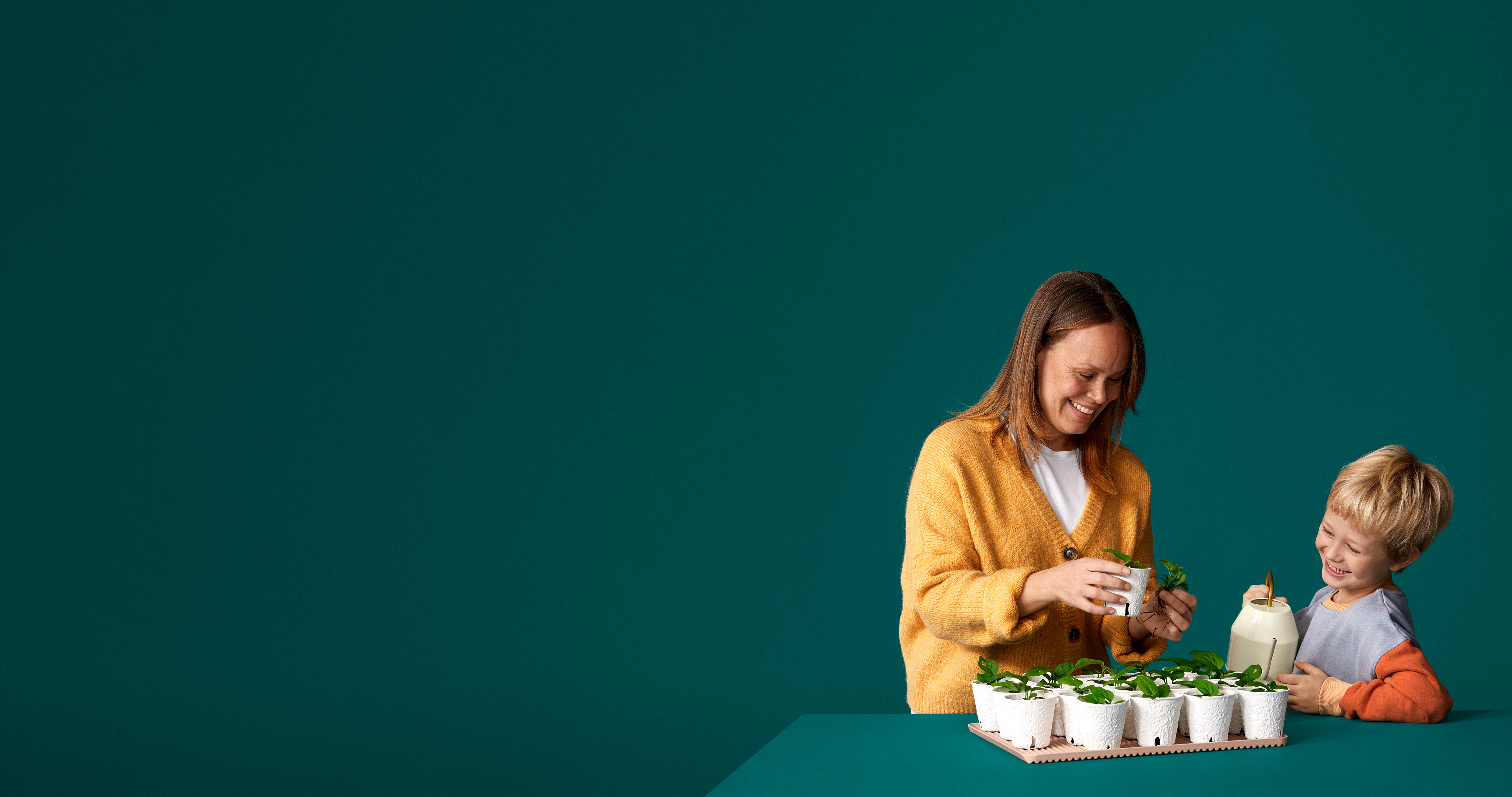 Hållbart sparande Mamma och barn planterar växter