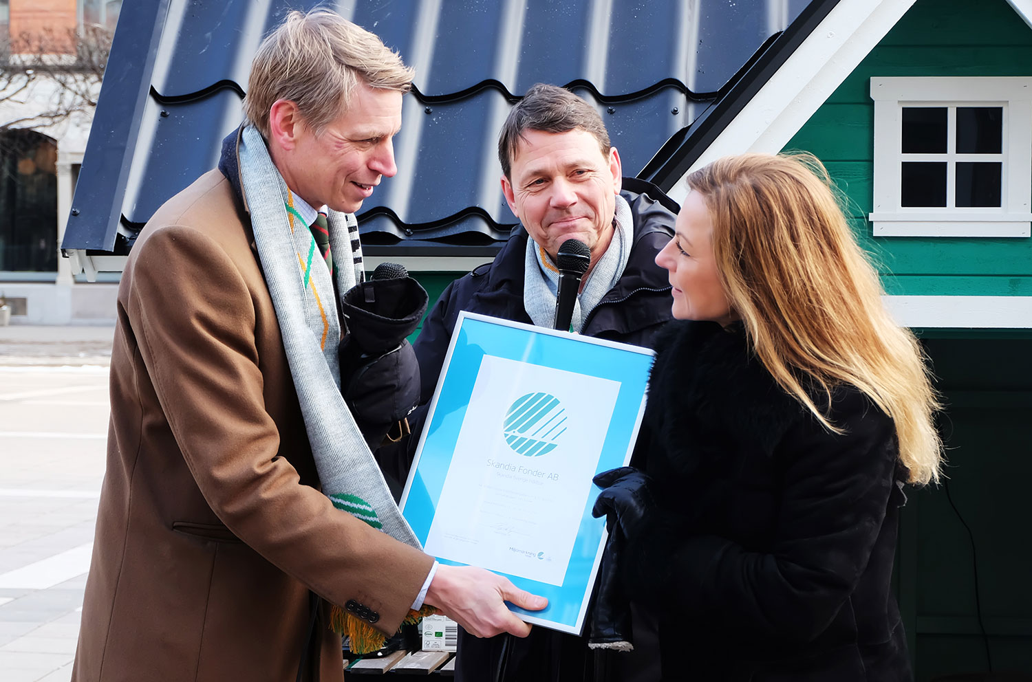 Finansmarknadsministern Per Bolund delar ut certifikatet för vår tredje Svanenmärkta fond till fondförvaltaren Stephanie Gabrielsson Finansmarknadsministern Per Bolund delar ut certifikatet för vår tredje Svanenmärkta fond till fondförvaltaren Stephanie Gabrielsson