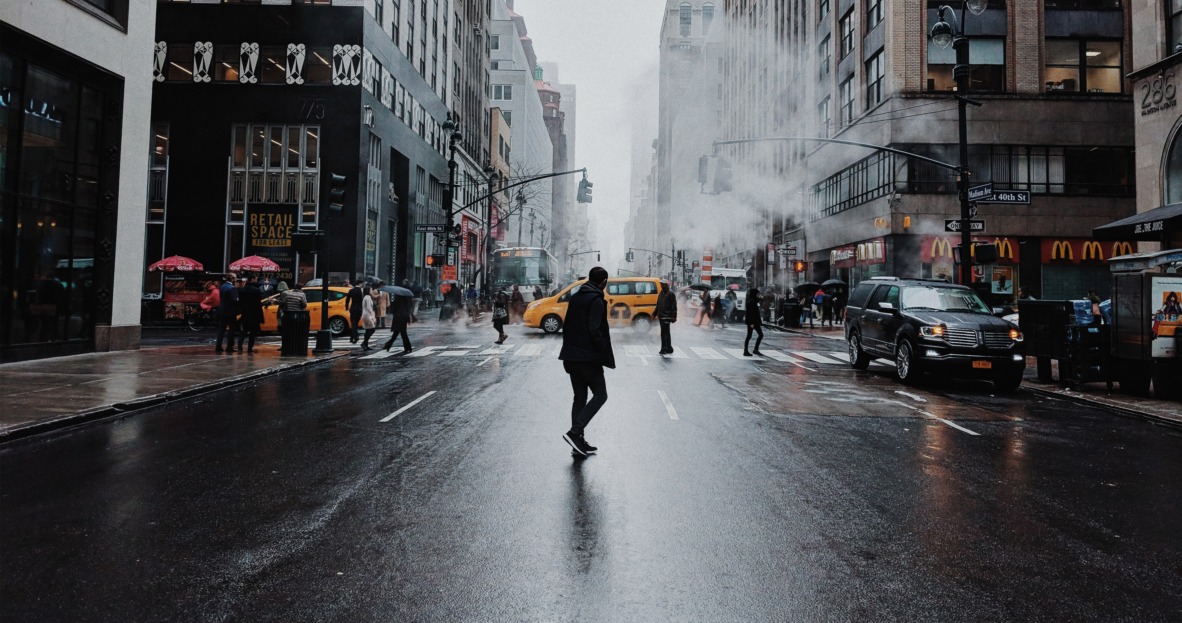Placeringsutsikter september 2020 Person går över gatan i New York